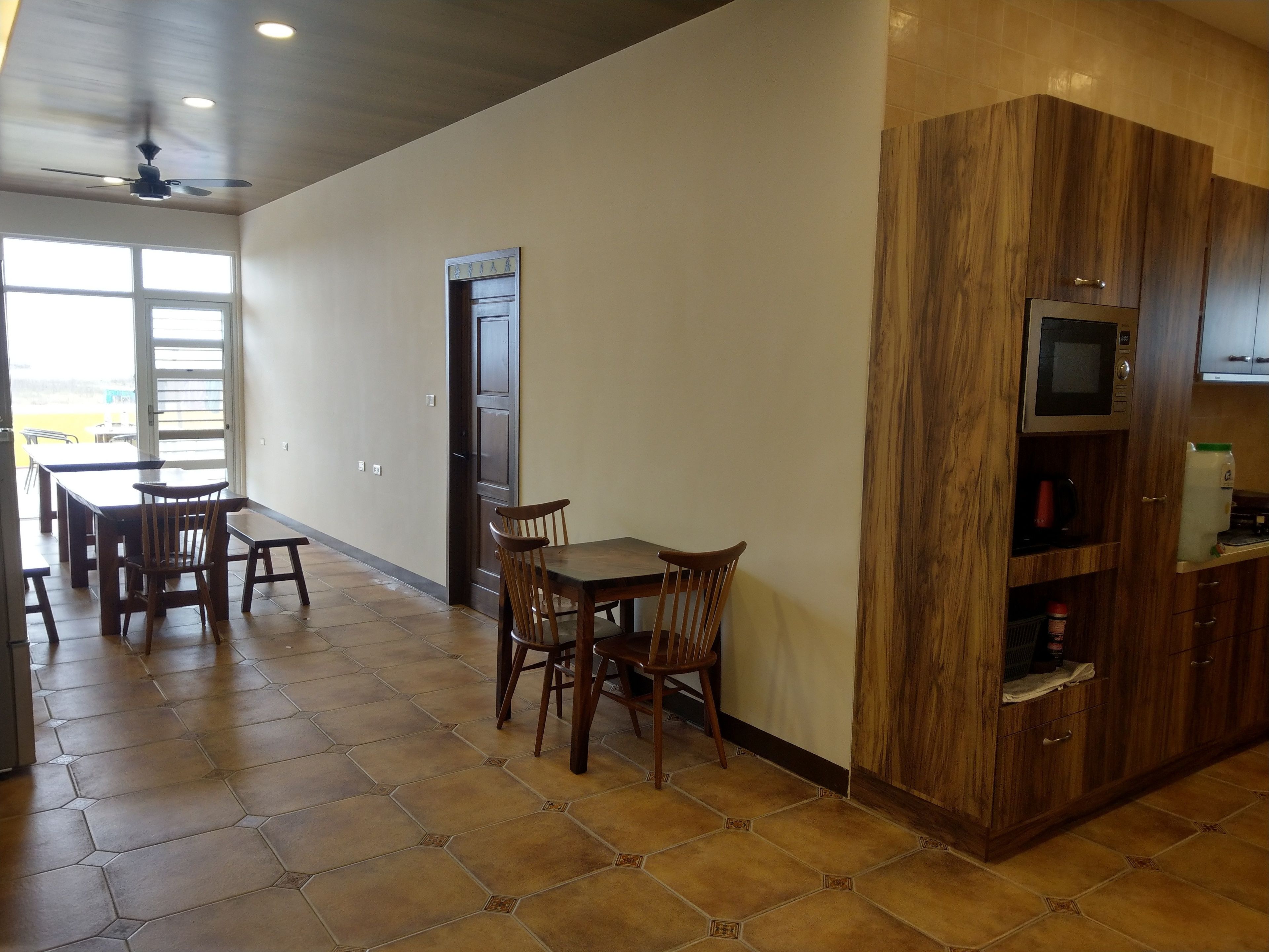 海景八人房 | 早餐區 | 含每日外帶早餐