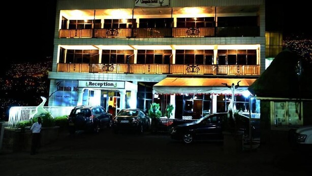Ein zweistöckiges Hotel mit Empfangsbereich und mehreren Balkonen.