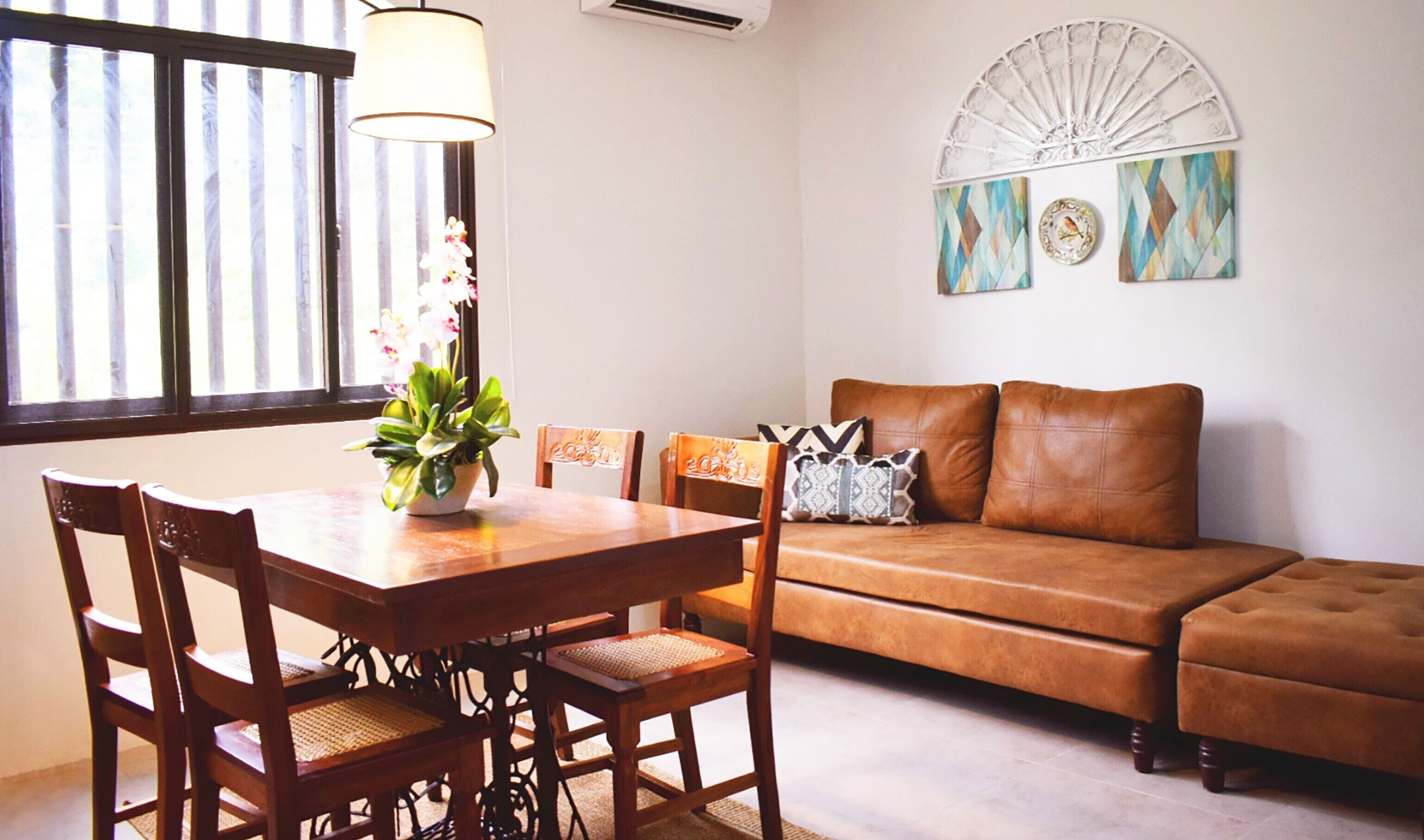 Habitación superior | Sala de estar | Televisión LED de 43 pulgadas con canales por cable y televisión 