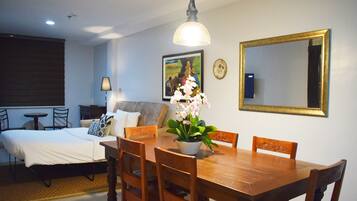 Premier Room | Private kitchenette | Fridge, microwave, electric kettle, cookware/dishes/utensils