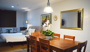 Premier Room | Private kitchenette | Fridge, microwave, electric kettle, cookware/dishes/utensils