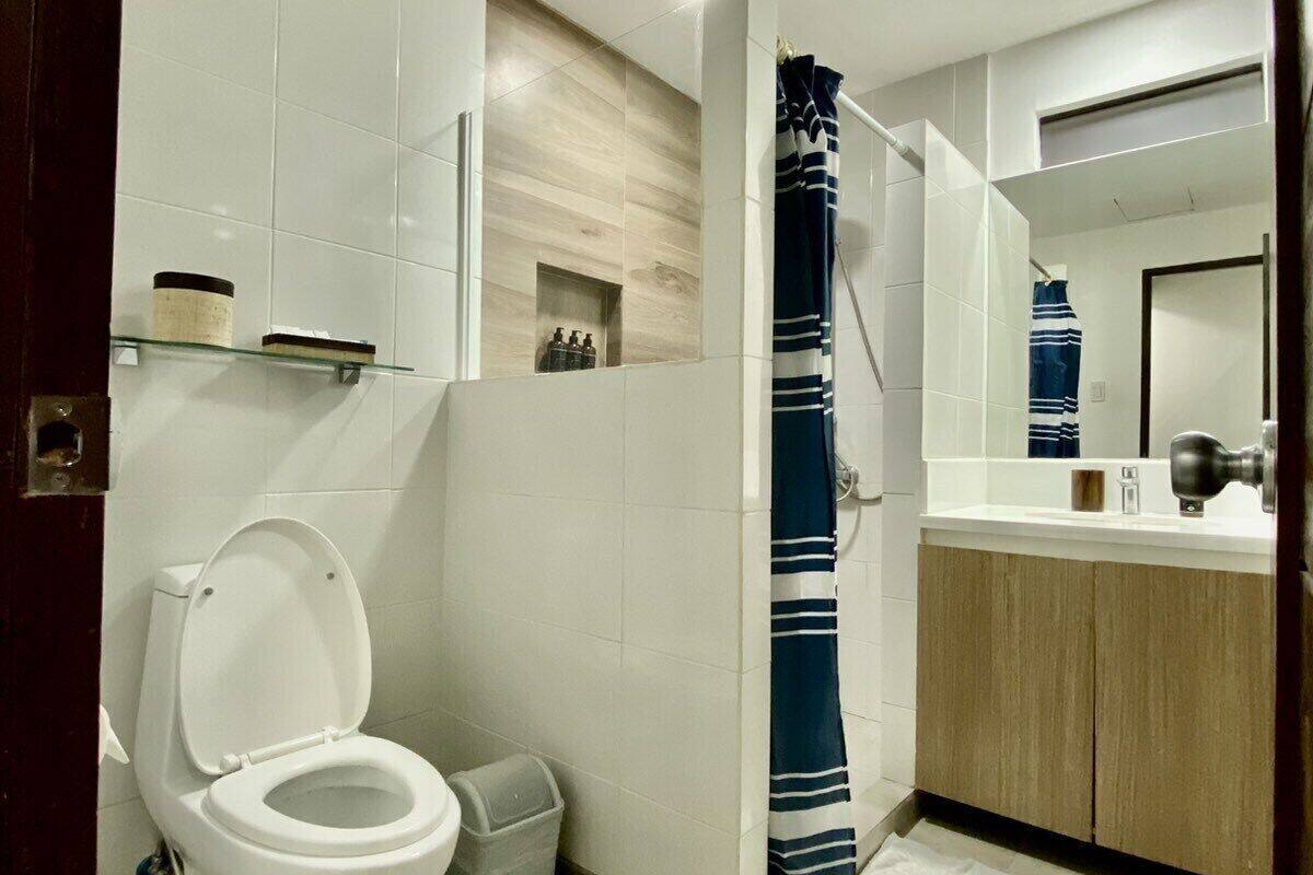 governor suite | bathroom | shower, rainfall showerhead, designer toiletries, hair dryer
