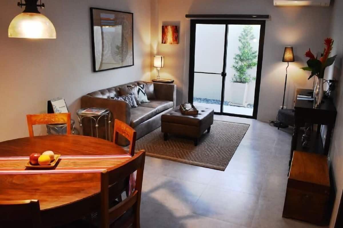 presidential suite | living room | 43-inch led tv with cable channels, tv