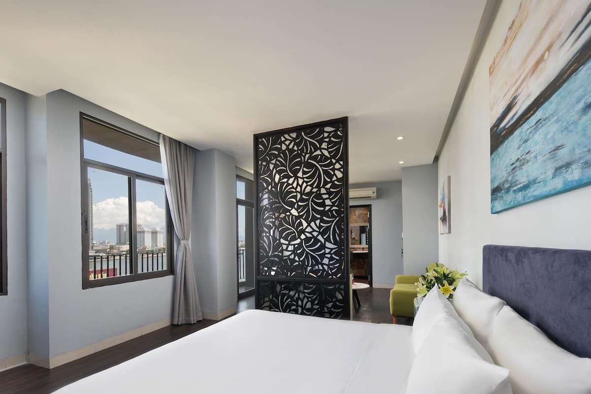 Minibar, in-room safe, desk, WiFi (free)