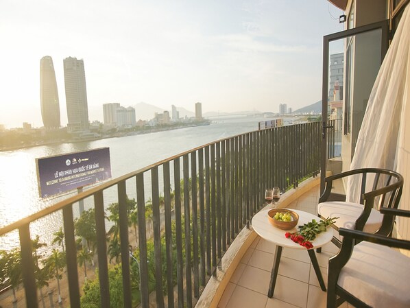 Minibar, in-room safe, desk, free WiFi - Hometown Danang Riverside Hotel & Spa (Da Nang)