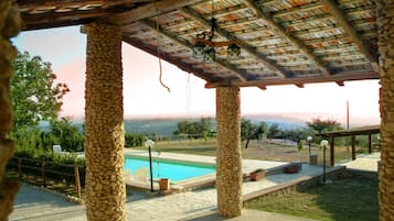 Piscine extérieure, chaises longues