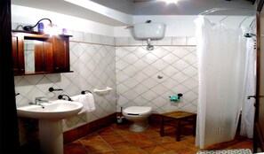 Apartamento, 1 habitación, vistas a la colina | Baño | Ducha, artículos de higiene personal gratuitos, secador de pelo y bidé
