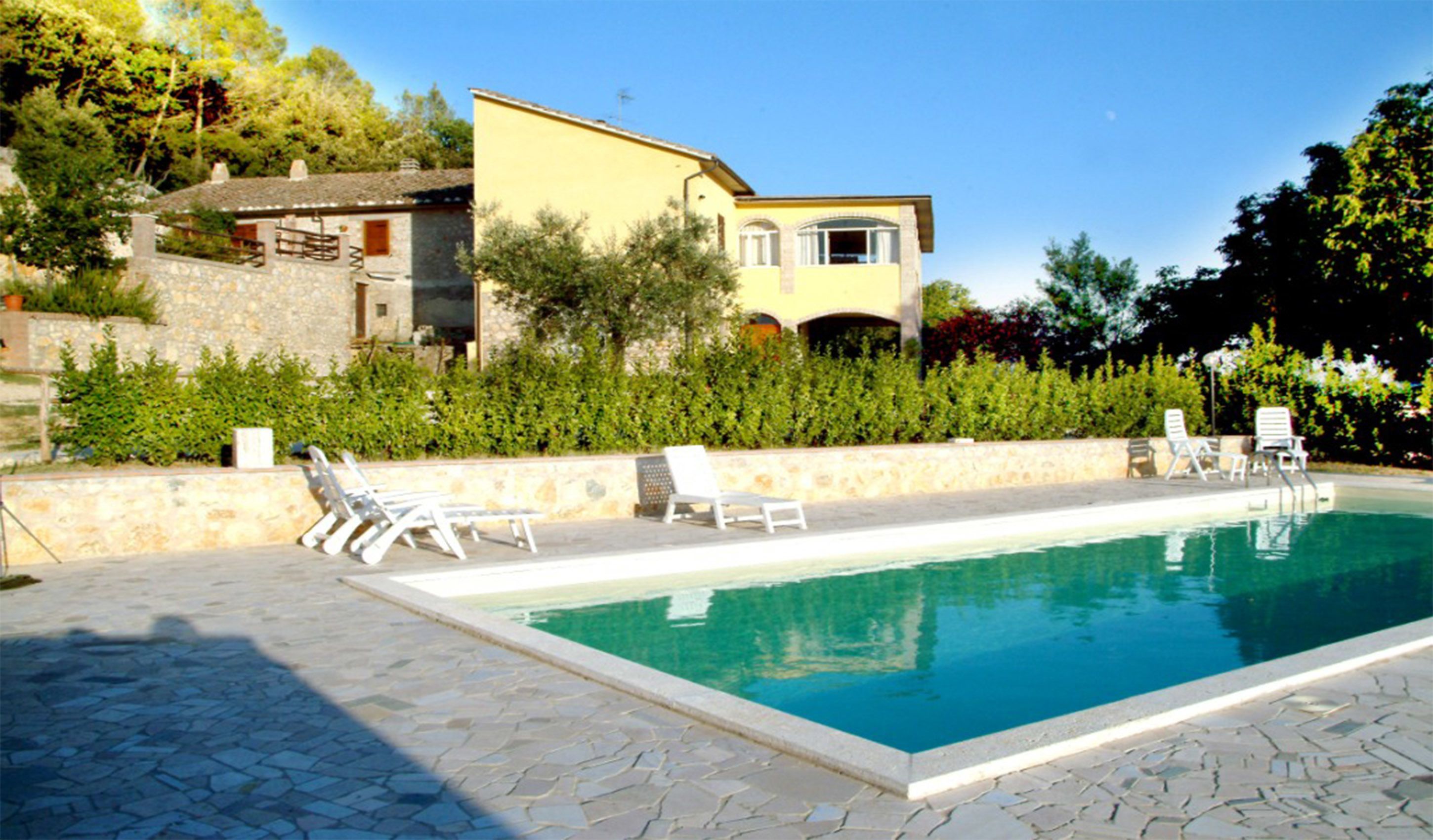 室外泳池；躺椅