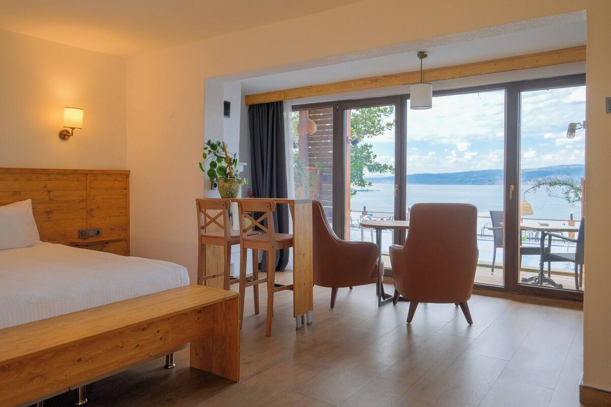 Sengetøy av topp kvalitet, Tempur-Pedic-senger, minibar og skrivebord