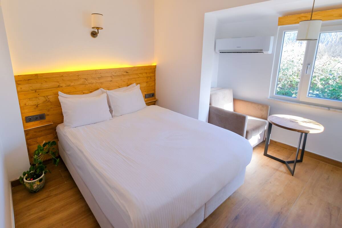 Økonomirom, 1 dobbeltseng med sovesofa (without pool) | Sengetøy av topp kvalitet, Tempur-Pedic-senger, minibar og skrivebord