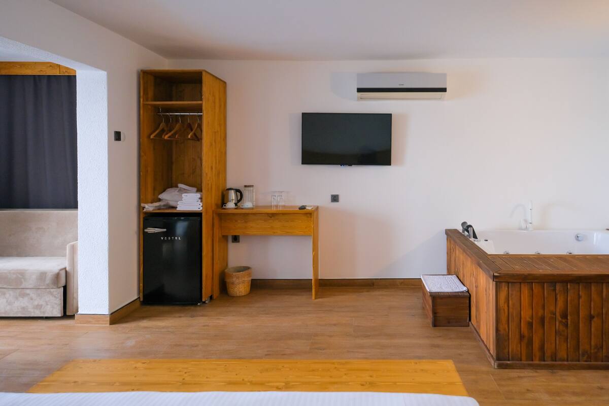 deluxe room, 1 double bed with sofa bed, lake view (shared pool access from inside the room) | 1 bedroom, premium bedding, tempur-pedic beds, minibar