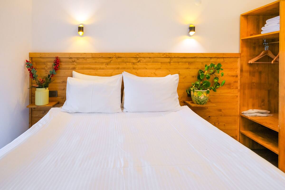 standard room, 1 double bed, lake view (without pool) | 1 bedroom, premium bedding, tempur-pedic beds, minibar