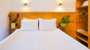 Habitación estándar, 1 cama matrimonial, vista al lago (without pool) | Ropa de cama de alta calidad, camas Tempur-Pedic, minibar y escritorio