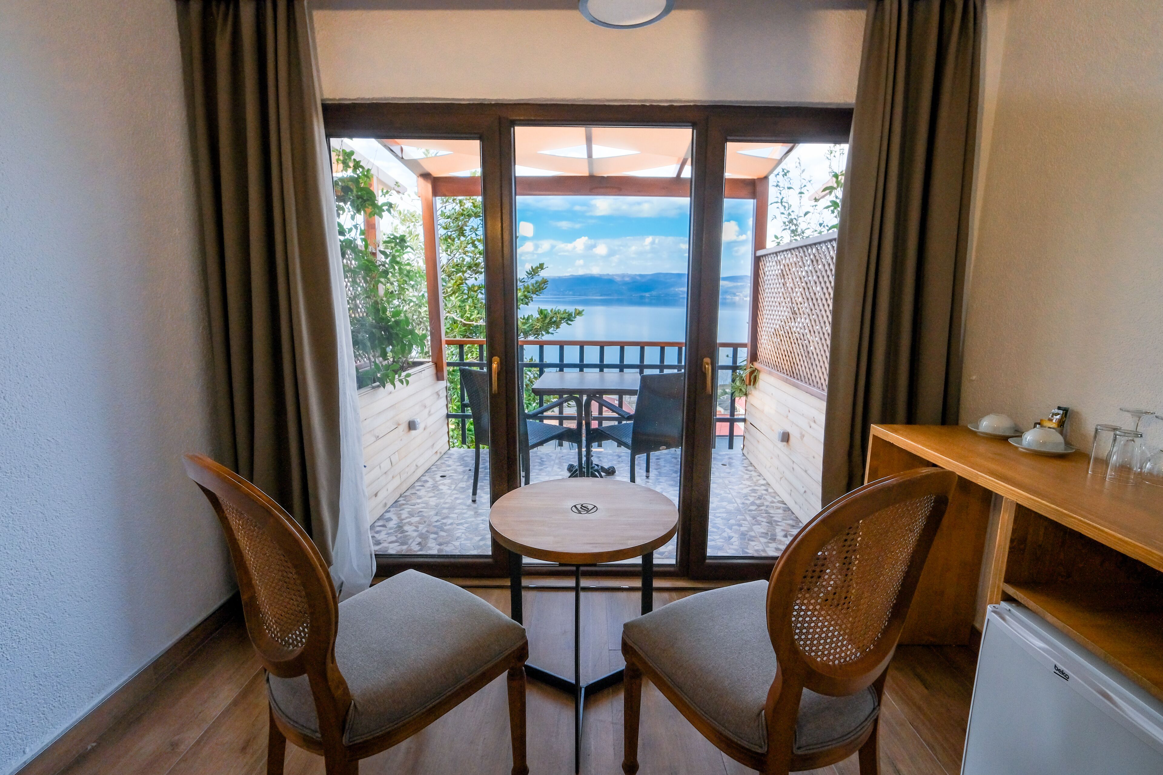 standard room, 1 double bed, lake view (without pool) | 1 bedroom, premium bedding, tempur-pedic beds, minibar