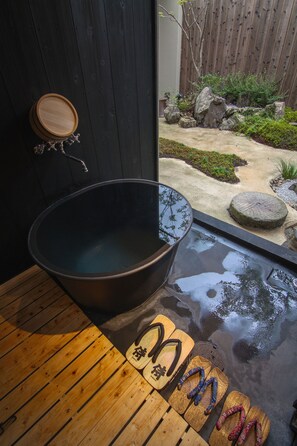 Deep-soaking bathtub - Tofukuji Machiya inn Sakura & Tsuki (Kyoto)