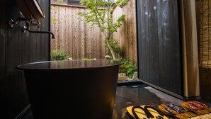 Sakura Room | Deep soaking bathtub - Tofukuji Machiya inn Sakura & Tsuki (Kyoto)
