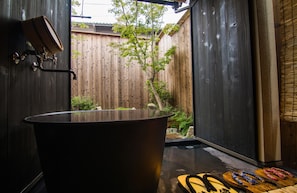 Deep-soaking bathtub - Tofukuji Machiya inn Sakura & Tsuki (Kyoto)