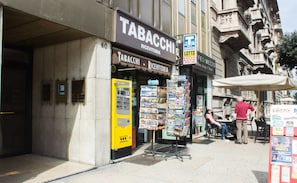 Een winkelgevel met een bord voor 'Tabacci Ricevitoria' en een lotenbalie.