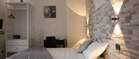 Kahden hengen huone, esteetön | Tallelokero huoneessa, työpöytä, äänieristys, ilmainen Wi-Fi