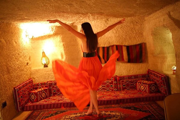 Royal Room | Living area | LCD TV - Mevlana Cave Hotel (Nevsehir)