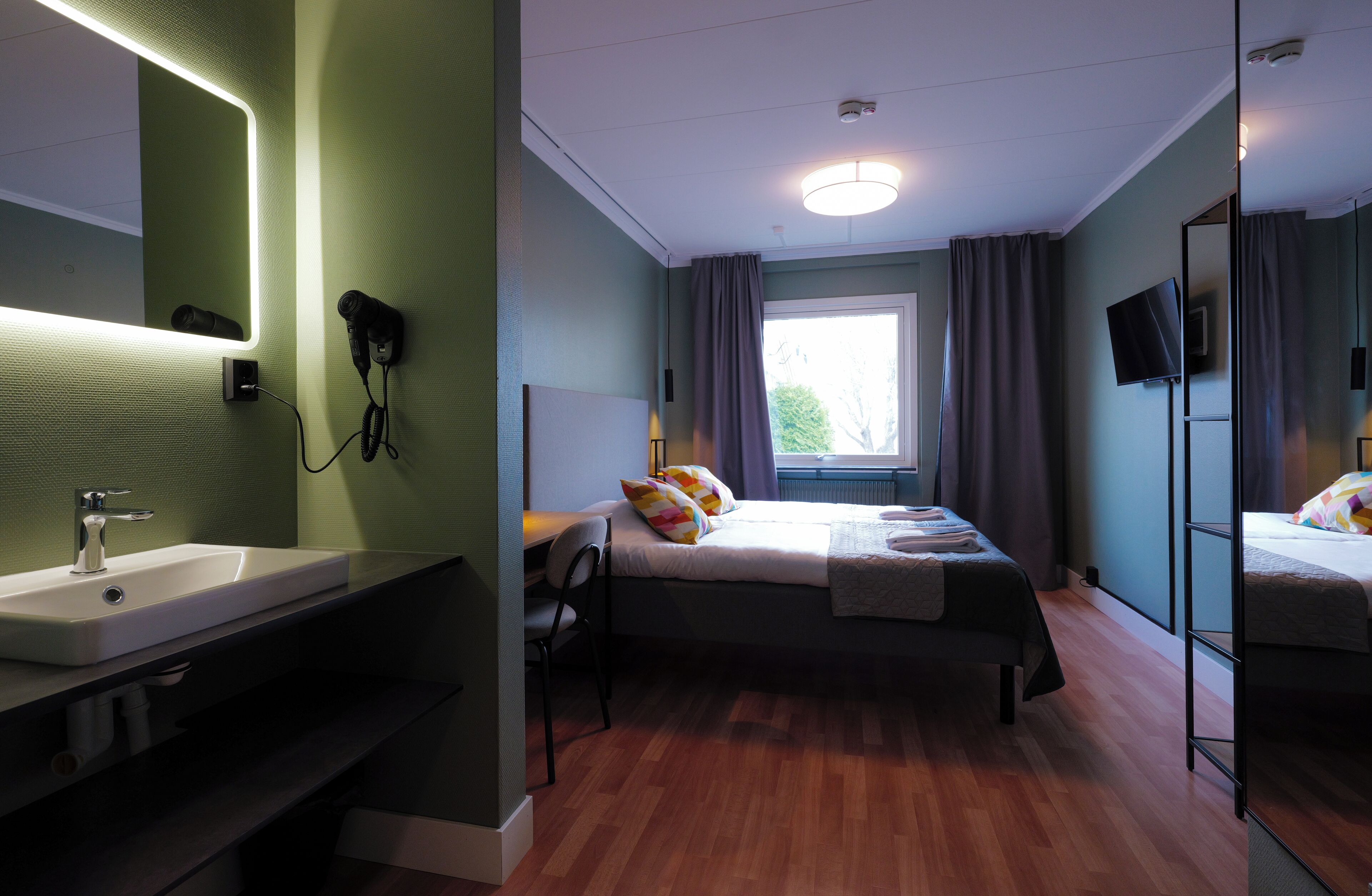 双床房, 公共浴室 | 办公桌、熨斗/熨板、免费 WiFi、床单