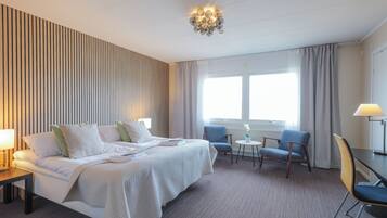 Suite | Schreibtisch, BĂŒgeleisen/BĂŒgelbrett, kostenloses WLAN, BettwĂ€sche