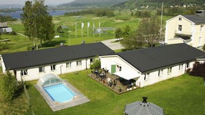 Ein Wohngebiet mit Schwimmbad, Golfplatz und Häusern mit flachen Dächern.
