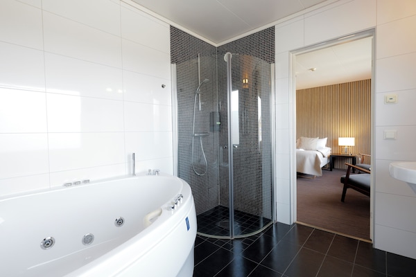 Suite | Bathroom shower