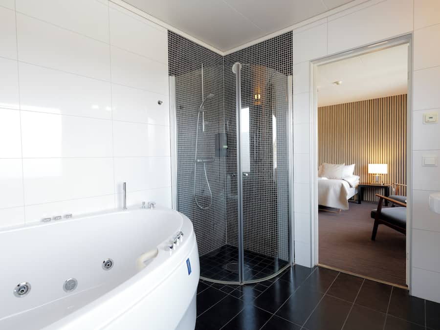 Suite | Bathroom shower