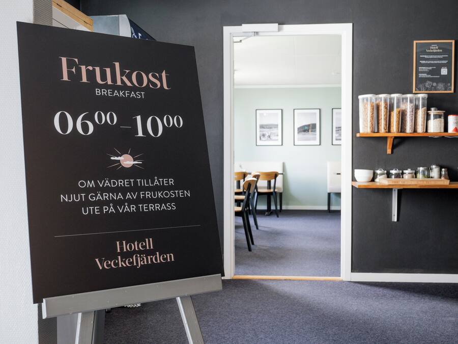 A sign for a breakfast service at Hotel Veckefjärden from 06:00 to 10:00.