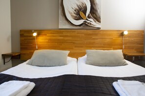 Habitación estándar con 2 camas individuales | Escritorio, tabla de planchar con plancha, wifi gratis y ropa de cama 