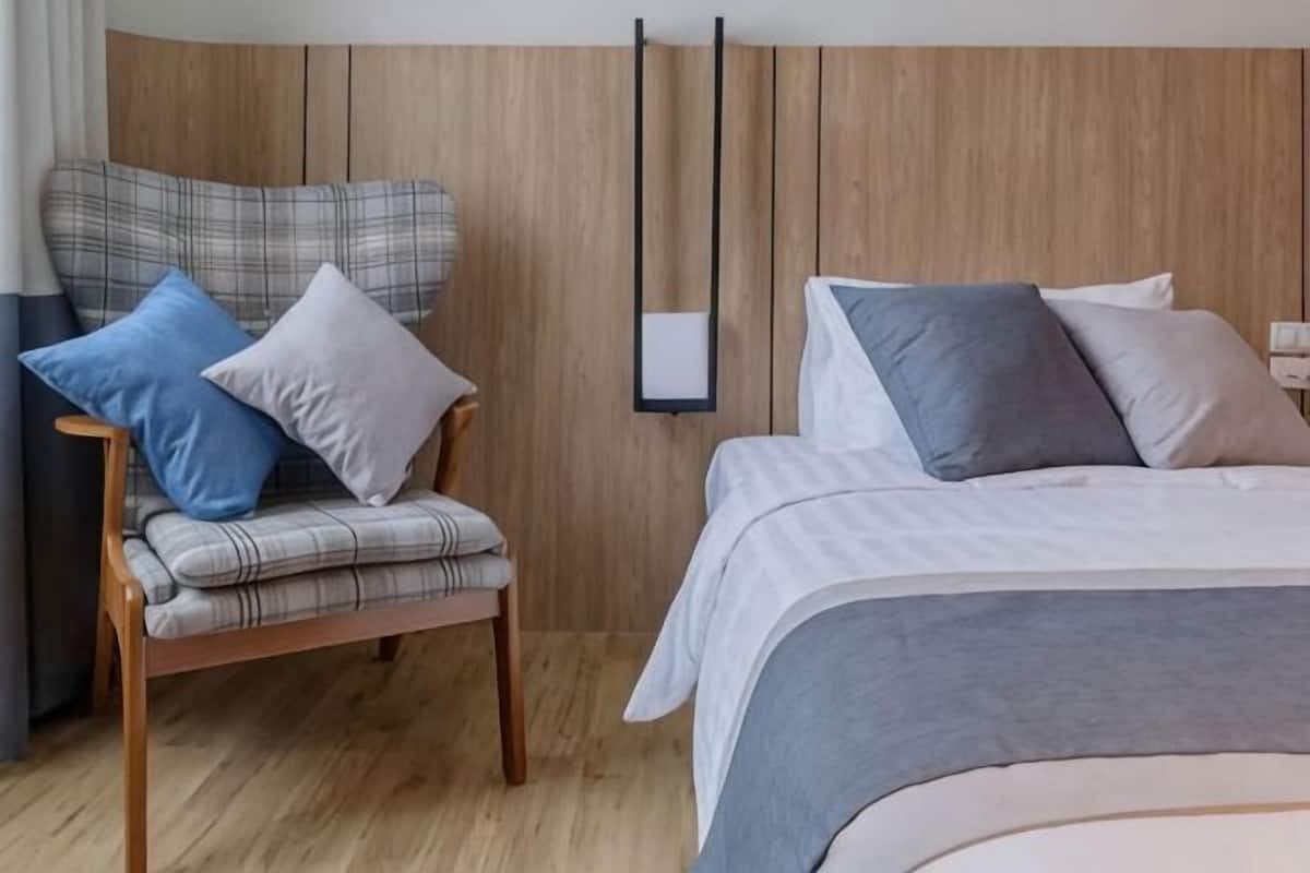 1 bedroom, hypo-allergenic bedding, minibar, in-room safe