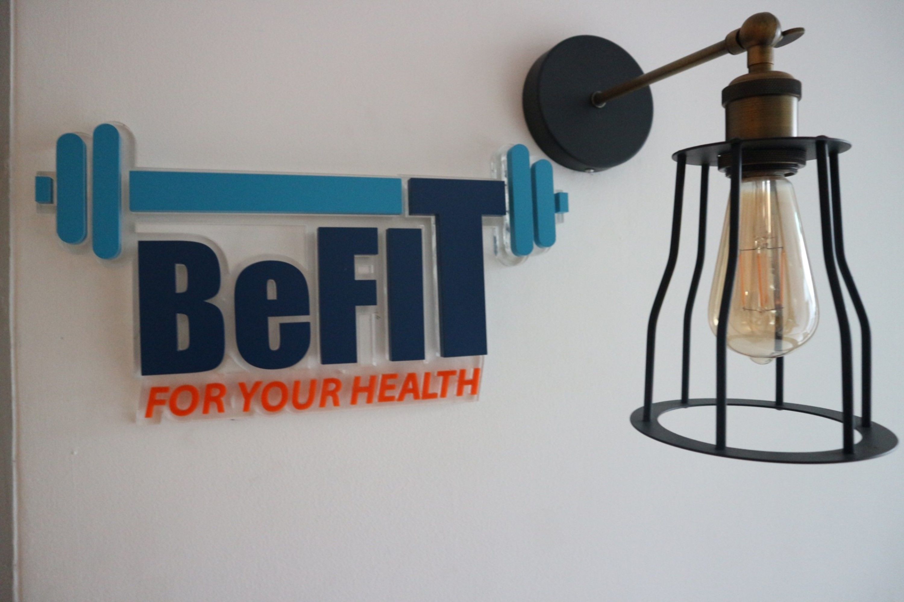 Una pared con un letrero con temática de acondicionamiento físico que dice 