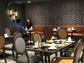 2 restaurants, breakfast, lunch, dinner served; international cuisine