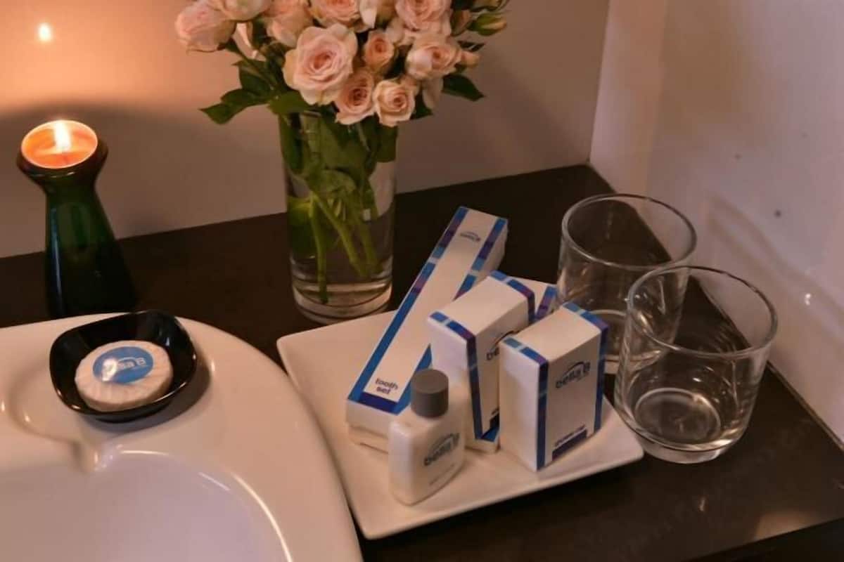Een bad/douchecombinatie, een regendouche, designer toiletartikelen