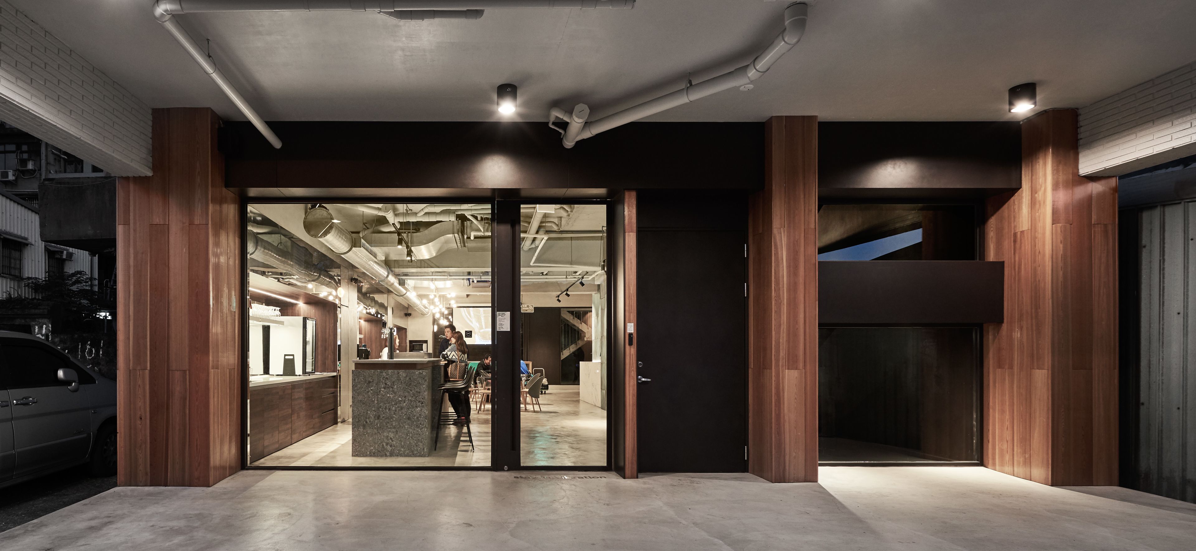 住宿正面 (夜晚)