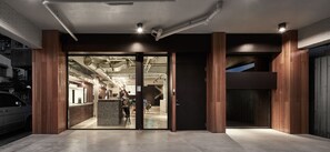 Voorkant accommodatie - avond/nacht