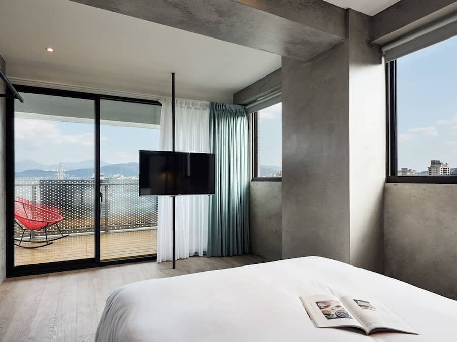 Quarto casal luxo, 1 cama de casal, varanda, vista para o rio | Vista do quarto