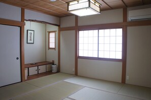 Casa geminada tradicional (Japanese-Style) | 3 quartos, escrivaninha, Wi-Fi de cortesia