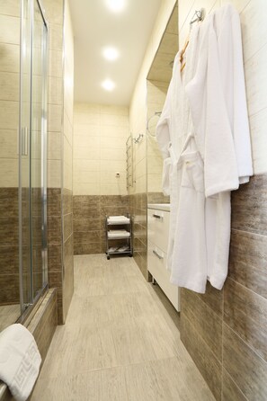 Standard Suite, 1 Queen Bed, Balcony | Bathroom