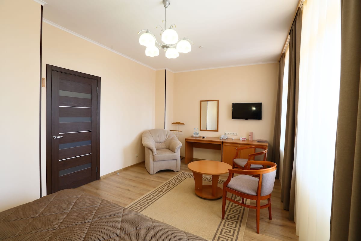 Suíte júnior, 1 quarto, sacada | Roupas de cama premium, cofres nos quartos, escrivaninha