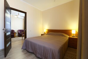 Ropa de cama de alta calidad y caja de seguridad en la habitación 