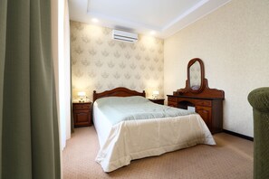 Ropa de cama de alta calidad y caja de seguridad en la habitación 