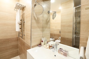 Standard Suite, 1 Queen Bed, Balcony | Bathroom | Free toiletries, towels - Hotel Oberig Kiev (Kyiv)