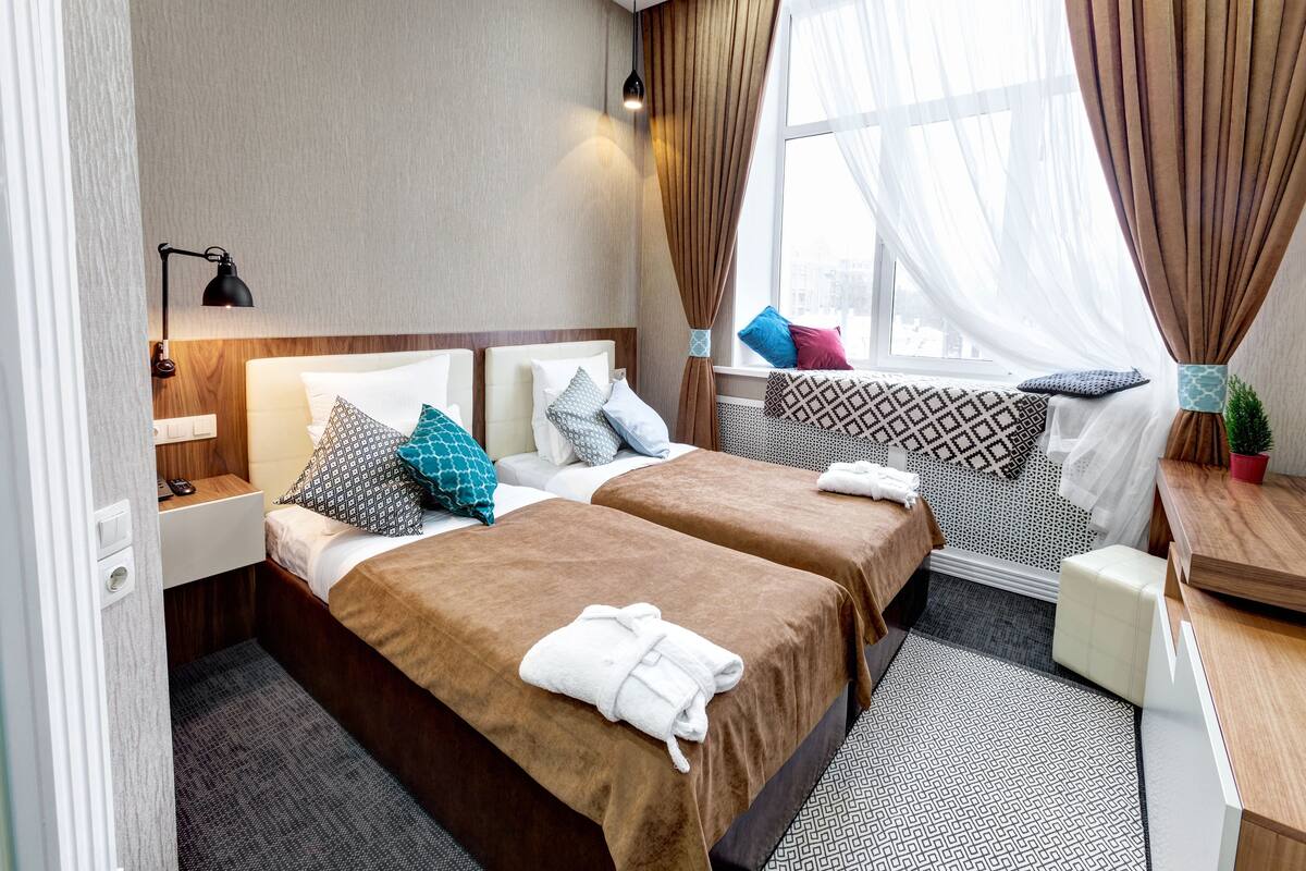 Standard Twin Room | Minibar, in-room safe, desk, soundproofing