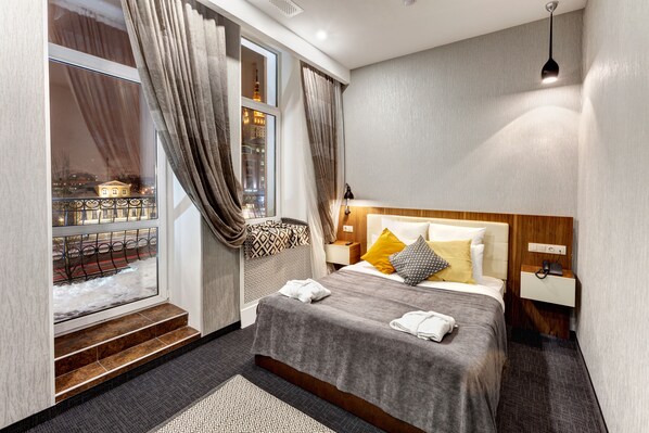 Standard Double Room | Minibar, in-room safe, desk, soundproofing