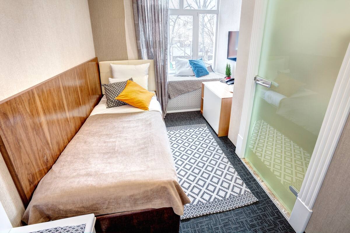 Standard Single Room | Minibar, in-room safe, desk, soundproofing