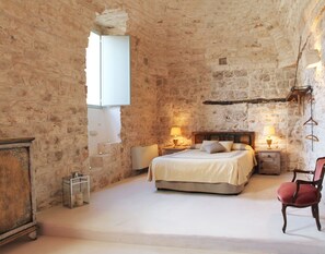 Suite, 1 camera da letto | Biancheria da letto di alta qualità, minibar, con stile personalizzato