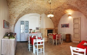 含每日吃到飽早餐