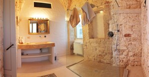 Deluxe Double Room, Balcony | Bathroom - Palazzo Camarda (Ceglie Messapica)